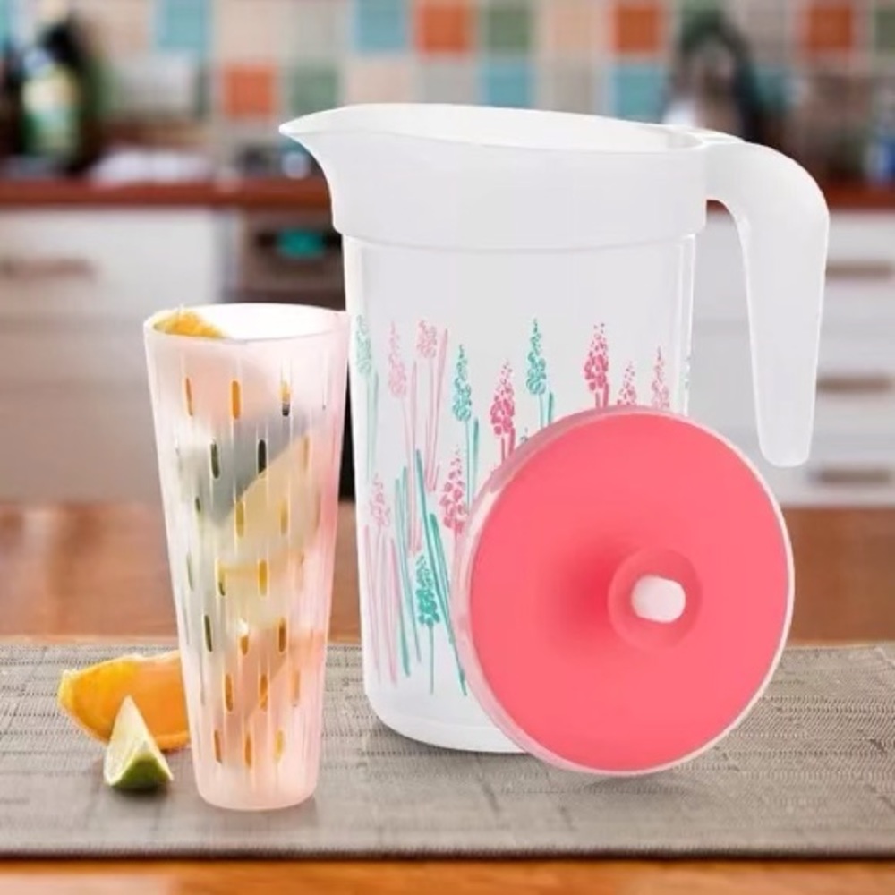 NEW TUPPERWARE  Classic Sheer Pitcher with Lid 3.8Liter